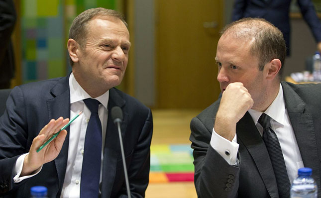 Ông Donald Tusk (trái) gặp gỡ Thủ tướng Malta Joseph Muscat tại Brussels (Bỉ) ngày 8-3 trước thềm hội nghị thượng đỉnh EU. 					Ảnh: AP