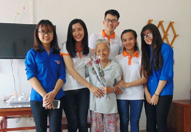 Các bạn trong CLB C-RES tặng hoa cho Bà mẹ Việt Nam anh hùng tại Trung tâm Phụng dưỡng người có công cách mạng. Ảnh: A.V