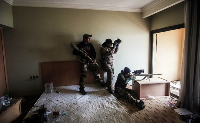Đặc nhiệm CTS của quân đội Iraq chiếm lĩnh vị trí trong một khách sạn ở Mosul. (Nguồn: AFP)