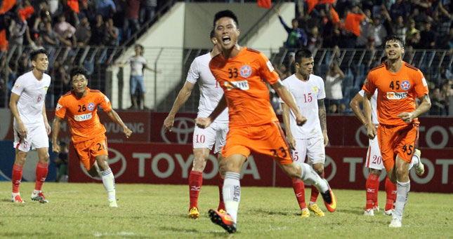 Niềm vui của Lâm Anh Quang (áo cam, giữa) và các đồng đội sau bàn thắng san bằng tỷ số 3-3 cho SHB Đà Nẵng.  