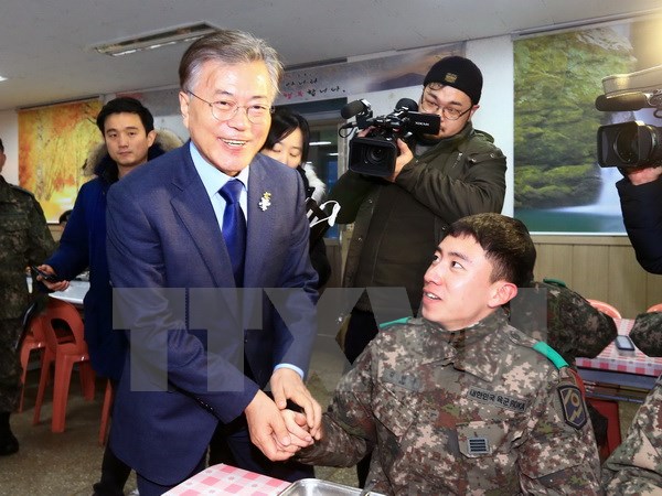 Ứng cử viên Tổng thống Moon Jae-in thăm một đơn vị quân đội tại thủ đô Seoul ngày 25/1. (Nguồn: YONHAP./TTXVN)
