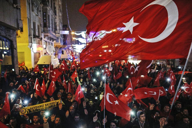 Người Thổ Nhĩ Kỳ biểu tình bên ngoài Lãnh sự quán Hà Lan ở Istanbul. 				Ảnh: AP