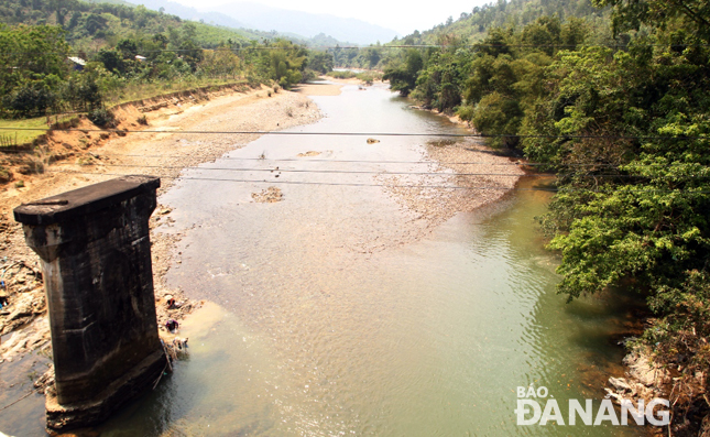 Sông Trầu (sông Trà) tại đoạn hạ lưu Nhà máy thủy điện Đăk Mi 4 cạn khô vì thủy điện dừng phát điện