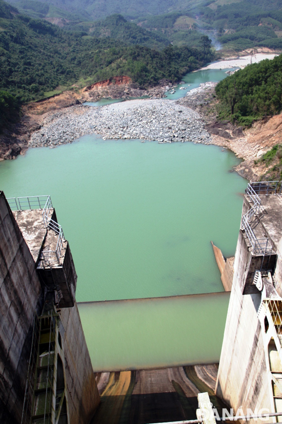 Khoảng 50km sông Đăk Mi từ hạ lưu đập thủy điện Đăk Mi 4A đến Bến Giằng (huyện Nam Giang) trở thành dòng sông chết