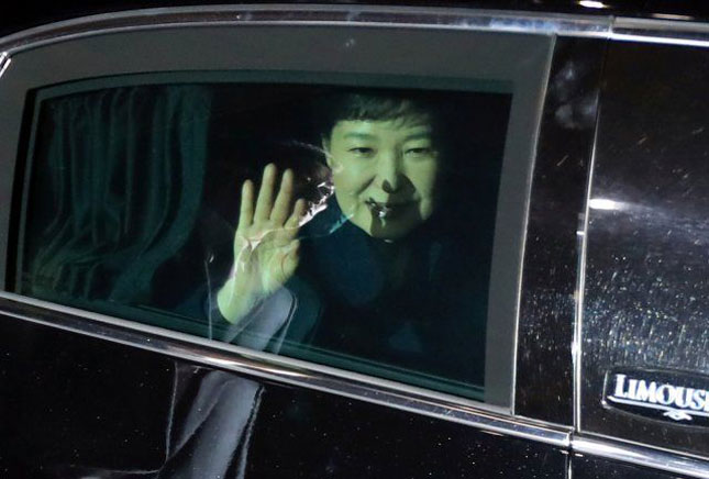 Xe chở bà Park Geun-hye rời Nhà Xanh về tư gia ở phía nam Seoul.			          Ảnh: AP