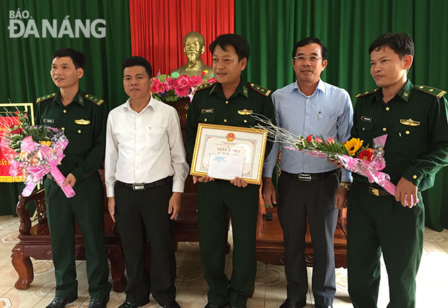 Lãnh đạo Quận ủy, UBND quận Liên Chiểu trao thưởng cho cán bộ, chiến sĩ Đồn Biên phòng Hải Vân.