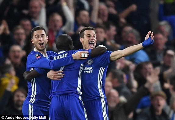 Các cầu thủ Chelsea vui mừng sau khi ghi bàn mở tỉ số
