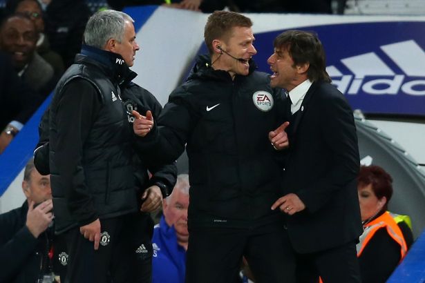 Mourinho (trái) và Conte (phải) đã có những tranh luận gay gắt trên sân