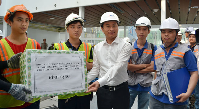  Secretary Anh presenting a gift to representatives from the construction units