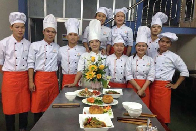 Chị Huỳnh Thị Thành (đứng giữa, hàng trước) cùng các học trò của mình.