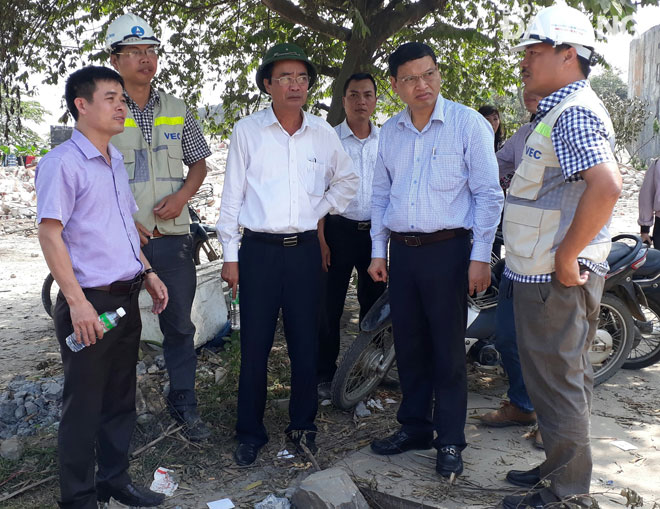 Phó Chủ tịch UBND thành phố Hồ Kỳ Minh nghe các đơn vị chức năng báo cáo kết quả hoàn thành công tác giải phóng mặt bằng dự án Đường cao tốc Đà Nẵng- Quảng Ngãi. Ảnh: TRIỆU TÙNG