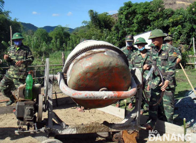 Đoàn Thanh niên Bộ đội Biên phòng thành phố thi công làm đường bê-tông tại thôn Nam Yên, xã Hòa Bắc (huyện Hòa Vang) trong dịp hè 2016.