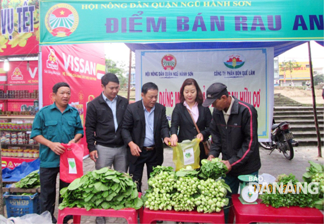 Hội Nông dân quận Ngũ Hành Sơn hỗ trợ hội viên điểm bán rau an toàn.