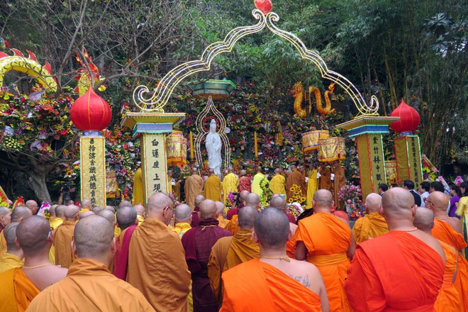 Những nghi lễ Phật giáo truyền thống cầu nguyện cho Quốc thái dân an, thả bong bóng cầu nguyện hòa bình cho nhân loại, đất nước.  
