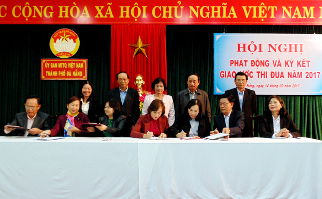 Chủ tịch Ủy ban MTTQ Việt Nam các quận, huyện ký kết giao ước thi đua năm 2017 với Ban Thường trực Ủy ban MTTQ Việt Nam thành phố.