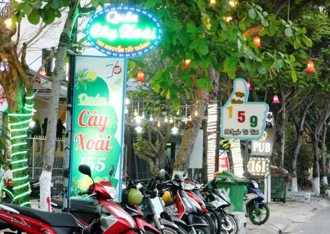 Hàng loạt biển hiệu quảng cáo lắp đặt sai quy định tại đường Nguyễn Tất Thành đoạn qua phường Thanh Bình, quận Hải Châu