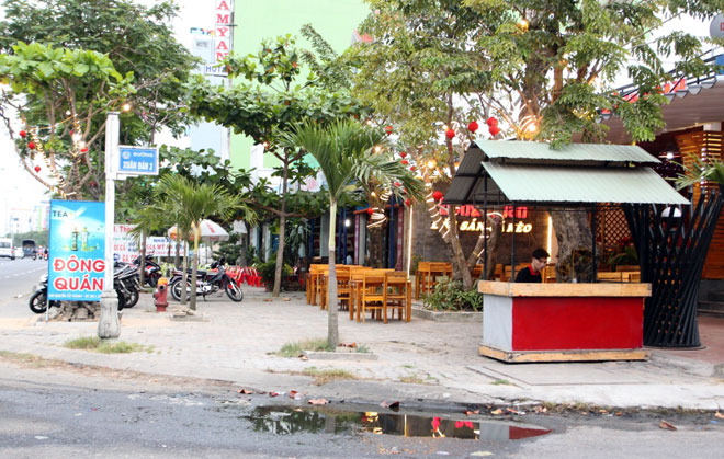 Đặt biển hiệu, vật kiến trúc lấn chiếm vỉa hè tại ngã ba đường Nguyễn Tất Thành - Xuân Đán 3