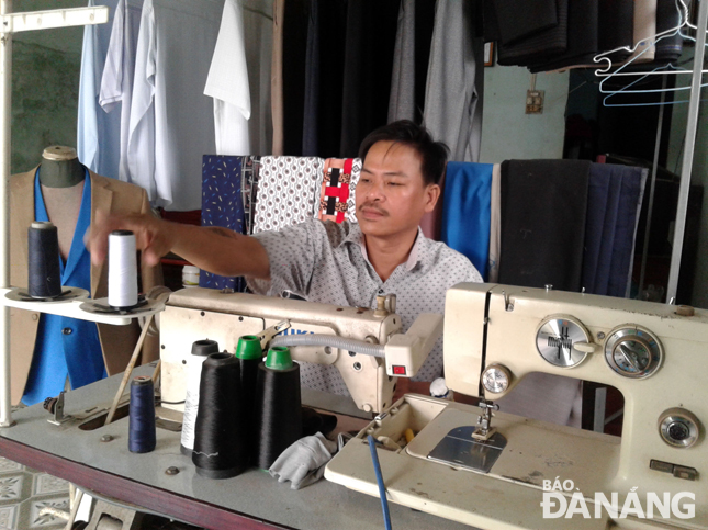 Với đôi tay khéo léo, anh Phú làm ra những sản phẩm làm đẹp cho đời và cho gia đình mình. Ảnh: N.H