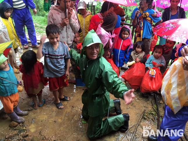 Nhóm từ thiện của anh Hồ Ngọc Thanh vượt con đường hơn 70km (trong đó có 5 tiếng đồng hồ lội bộ đường rừng) đến Nóc Măng Ổi, Nam Trà My, Quảng Nam tặng quà cho người nghèo nơi đây, trong mùa mưa năm 2016. (Ảnh nhân vật cung cấp)