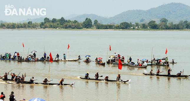 Hội đua thuyền độc mộc tại huyện Lắk . Ảnh: DUY THƯỜNG