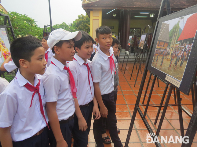 Học sinh trên địa bàn quận Sơn Trà xem triển lãm tranh tại Nhà thờ Tiền hiền làng An Hải và Thoại Ngọc Hầu (phường An Hải Tây).