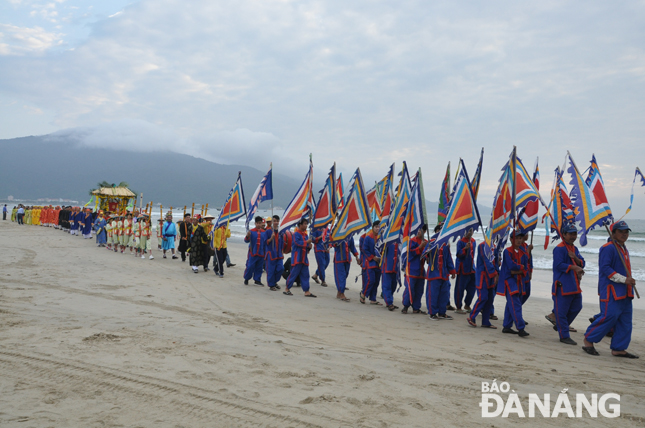 Ngư dân tham gia làm lễ nghinh Ông trên bãi biển Sơn Trà. (Ảnh: UBND quận Sơn Trà cung cấp)