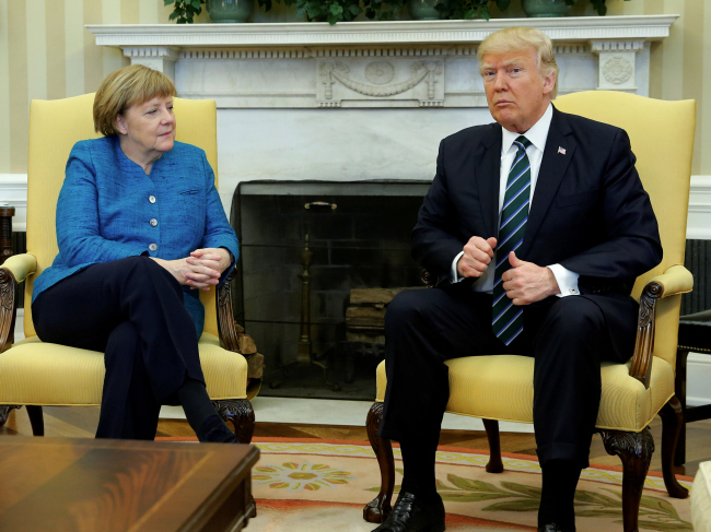 Tổng thống Mỹ Donald Trump gặp gỡ Thủ tướng Đức Angela Merkel tại Nhà Trắng. 			                 						            Ảnh: Reuters