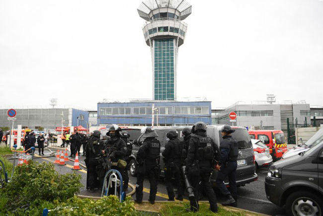 Lực lượng cảnh sát đặc nhiệm của Pháp được điều động đến sân bay Orly.                                                                                                Ảnh: AFP