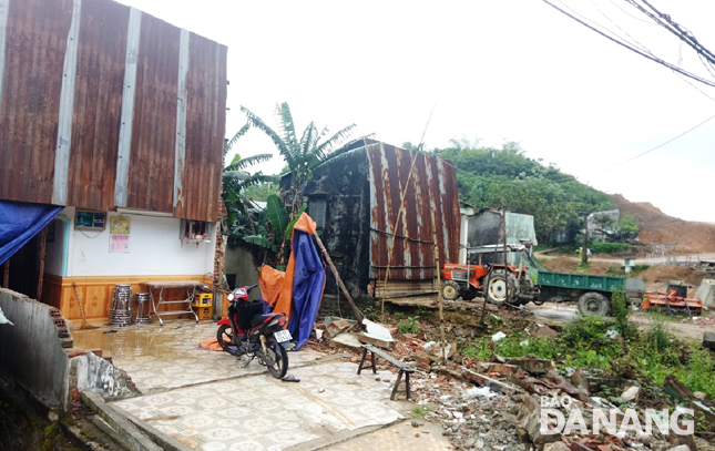 Bức xúc vì chậm triển khai thi công các khu tái định cư, người dân chỉ tháo dỡ một phần căn nhà rồi che chắn ở tạm bên công trình đường Hồ Chí Minh đoạn La Sơn - Túy Loan đang thi công.