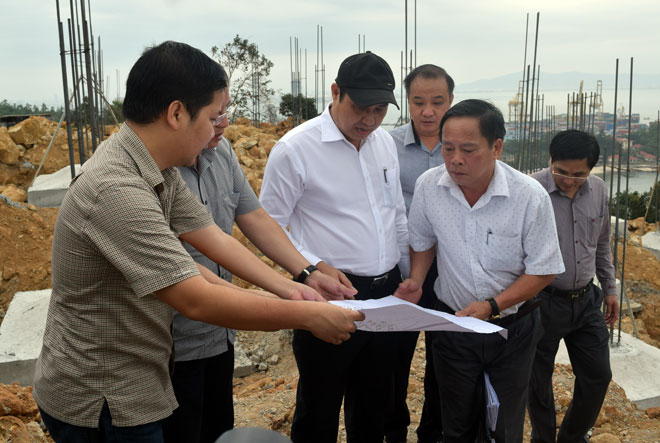  Chairman Tho (centre) during the inspection visit