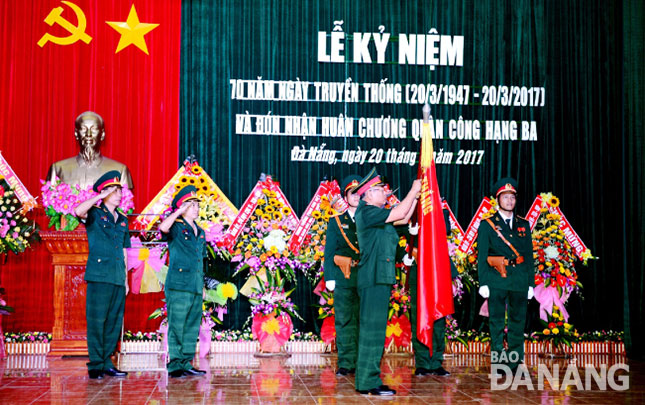 Thừa ủy quyền của Chủ tịch nước, Trung tướng Phạm Ngọc Hùng  gắn Huân chương Quân công hạng ba lên Quân kỳ Quyết thắng của Lữ đoàn 74.