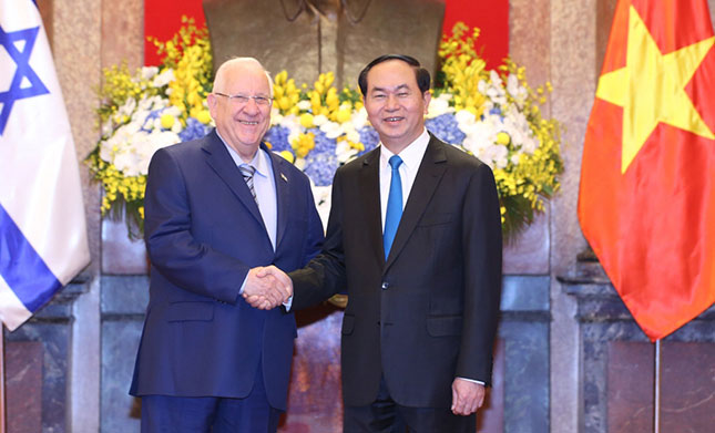 Chủ tịch nước Trần Đại Quang và Tổng thống Reuven Ruvi Rivlin tại lễ đón. Ảnh: TTXVN