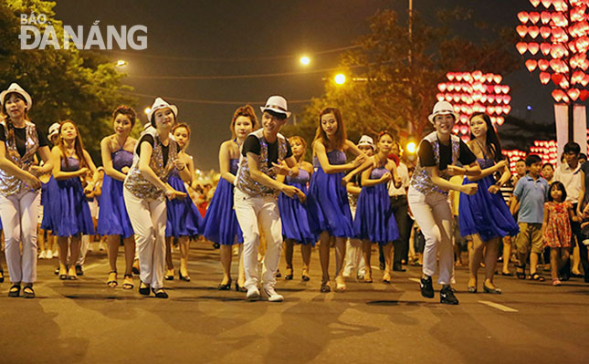 Những điệu nhảy làm sôi động bờ đông sông Hàn.