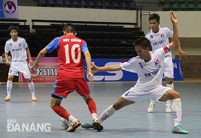 Dù có ưu thế sân nhà nhưng trước những đối thủ hơn hẳn về lực lượng và kinh nghiệm, Kim Toàn FC (áo trắng) đang gặp nhiều khó khăn tại vòng loại giải Futsal Vô địch quốc gia 2017.				               Ảnh: ANH VŨ