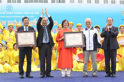 Vinamilk và CLB sức khỏe ngoài trời Hà Nội sở hữu kỷ lục Việt Nam với số lượng người tham gia đồng diễn dưỡng sinh đông nhất.