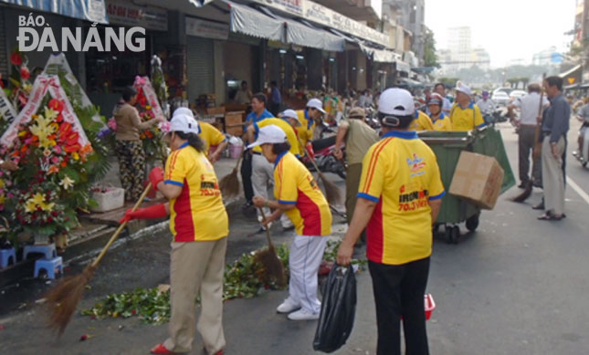 Hội Cựu chiến binh phường Hải Châu 1 tổ chức thu gom rác dọc các tuyến phố, chợ trên địa bàn phường.