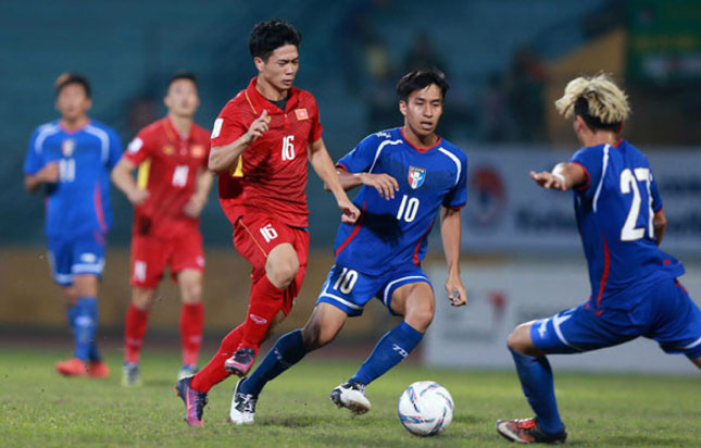 Tấn công nhiều nhưng không hiệu quả, đội tuyển Việt Nam (áo đỏ) phải nhận bàn thua sau pha dứt điểm cận thành của Lee Pin-Hsien (áo xanh, số 27).  Ảnh: NGỌC DUNG