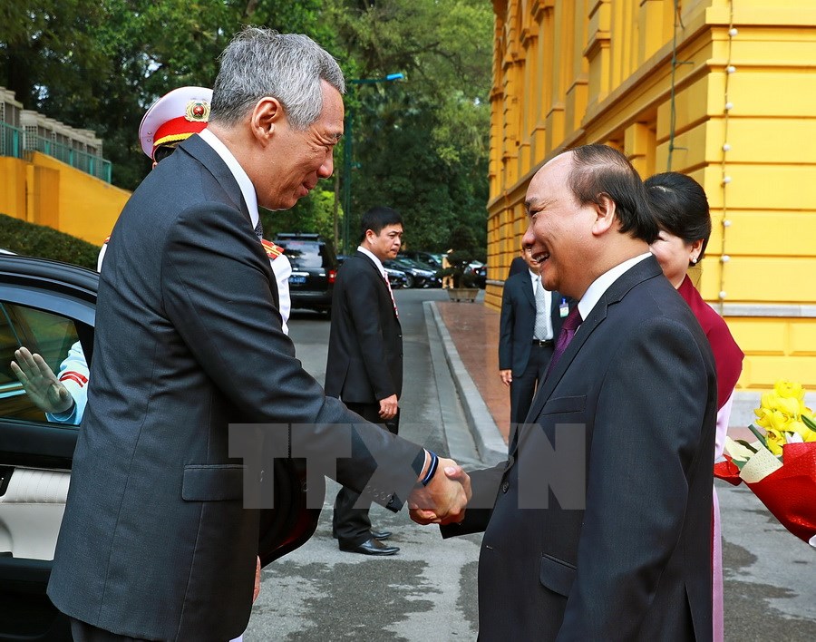 Thủ tướng Nguyễn Xuân Phúc đón Thủ tướng nước Cộng hòa Singapore Lý Hiển Long. (Ảnh: Thống Nhất/TTXVN)