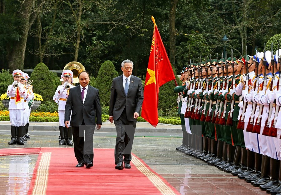 Thủ tướng Nguyễn Xuân Phúc và Thủ tướng Singapore duyệt đội danh dự Quân đội nhân dân Việt Nam. (Ảnh: Thống Nhất/TTXVN)