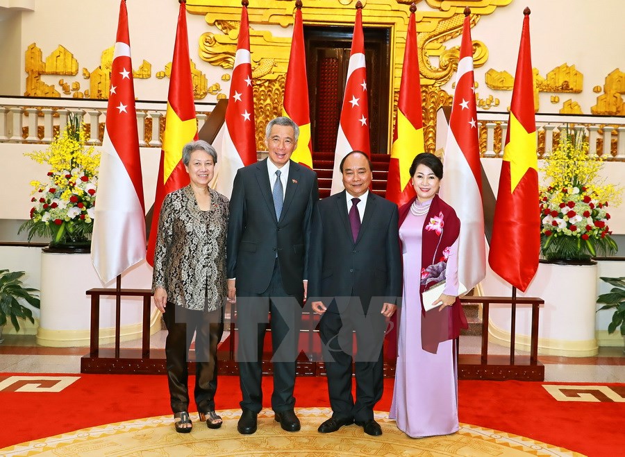 Thủ tướng Nguyễn Xuân Phúc và Phu nhân cùng Thủ tướng nước Cộng hòa Singapore Lý Hiển Long và Phu nhân. (Ảnh: Thống Nhất/TTXVN)