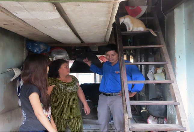 Đoàn Thanh niên quận Sơn Trà trong một lần đi tìm hiểu hoàn cảnh gia đình các em để lên kế hoạch hỗ trợ, giúp đỡ.