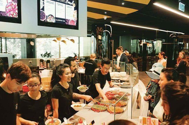 Các du học sinh làm thêm ngoài giờ học tại một cửa hàng ăn tại Úc.	 Ảnh: T.T