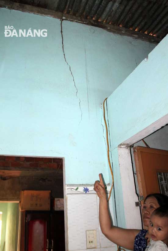 Một vết nứt trên tường nhà của bà Nguyễn Thị Hiền (tổ 25B, phường Hòa Phát, quận Cẩm Lệ) và được cho là do mỏ đá Phước Tường nổ mìn.