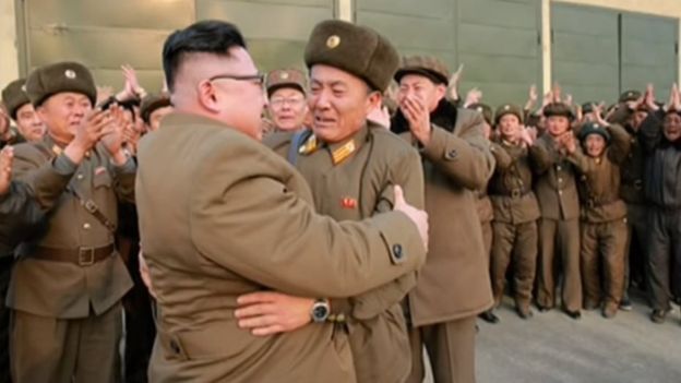 Người được ông Kim Jong-un cõng không phải là một gương mặt nổi danh trên chính trường Triều Tiên (Ảnh: KCNA)