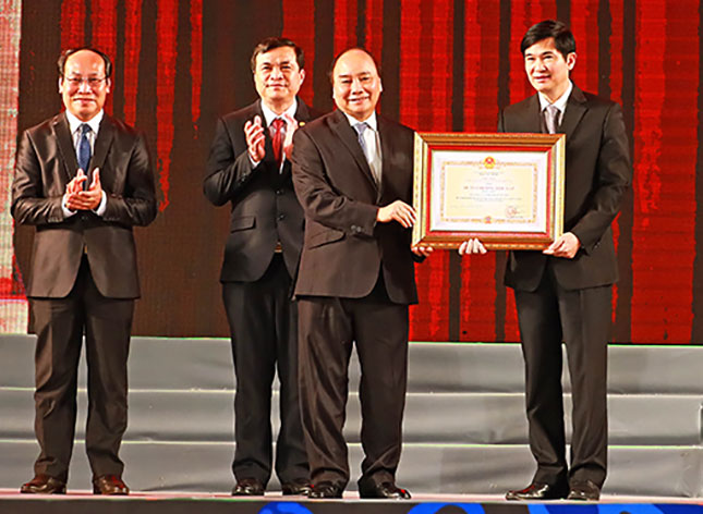 Thủ tướng Nguyễn Xuân Phúc thừa ủy quyền Chủ tịch nước trao tặng Huân chương Độc lập hạng nhất cho tỉnh Quảng Nam. Ảnh: TTXVN 