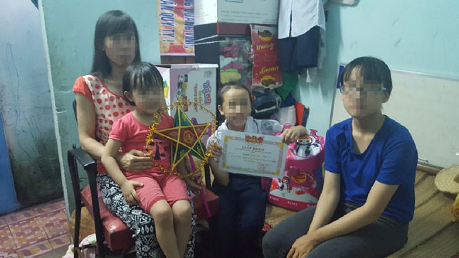 Gia đình trẻ em bất hạnh ở quận Thanh Khê được Trung tâm Công tác xã hội Đà Nẵng giúp đỡ.