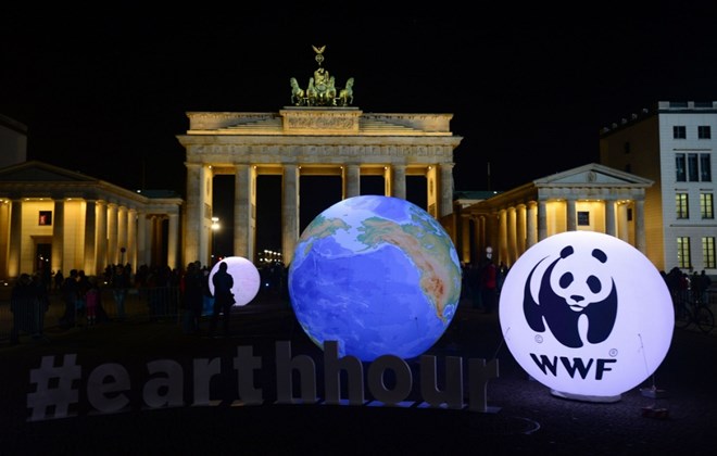 Một quả địa cầu được thắp sáng trước cổng Brandenburger ở Berlin trước chiến dịch nhân thức về thay đổi khí hậu toàn cầu-Giờ Trái Đất. (Nguồn: Mirror)