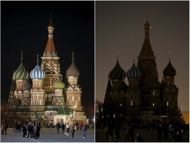 Bức ảnh kết hợp cho thấy Nhà thờ thánh Basil trước và trong Giờ Trái Đất ở Moscow. (Nguồn: Reuters)