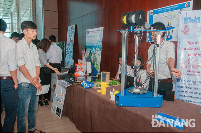 Một sản phẩm nghiên cứu khoa học (máy in 3D) của sinh viên Trường Đại học Bách khoa (Đại học Đà Nẵng) tham gia Hội nghị và triển lãm khởi nghiệp 2016.