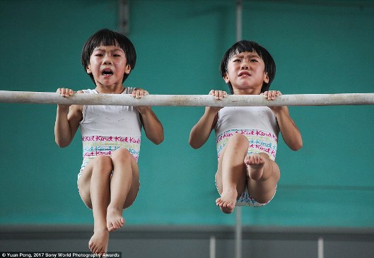 Hai chị em sinh đôi Liu Bingqing và Liu Yujie trong một buổi tập thể thao khắt khe tại một trường thể thao Trung Quốc ở Jining, tỉnh Sơn Đông, nơi họ theo học từ khi còn nhỏ.